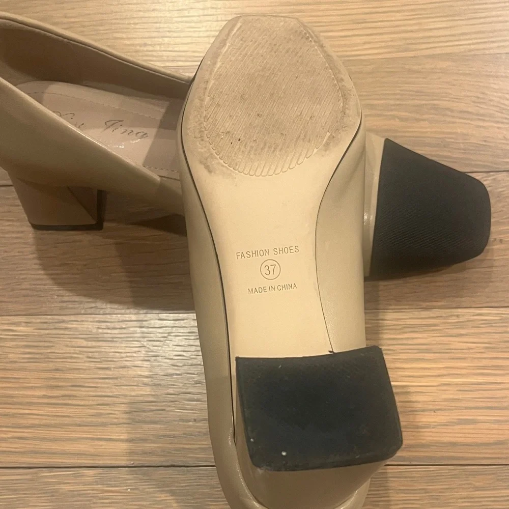 Looks like CHANEL Beige and Black Flats - Picture 4 of 5
